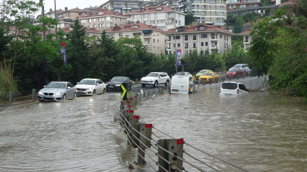 Sağanak yağış megakent İstanbul'da hayatı felç etti! Yollar göle döndü 24