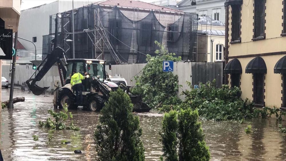 Sağanak yağış megakent İstanbul'da hayatı felç etti! Yollar göle döndü 25
