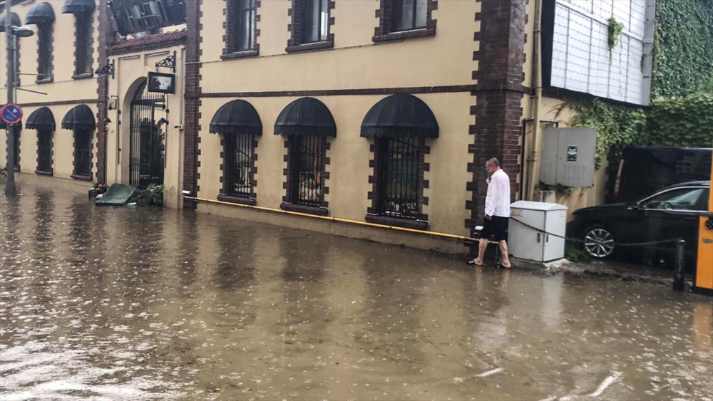 Sağanak yağış megakent İstanbul'da hayatı felç etti! Yollar göle döndü 26