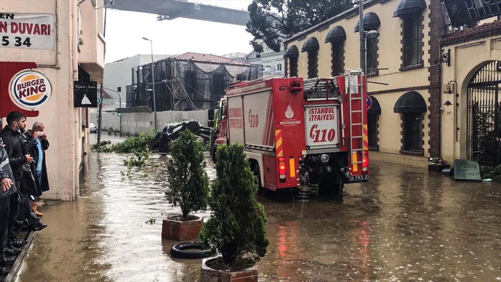 Sağanak yağış megakent İstanbul'da hayatı felç etti! Yollar göle döndü 27