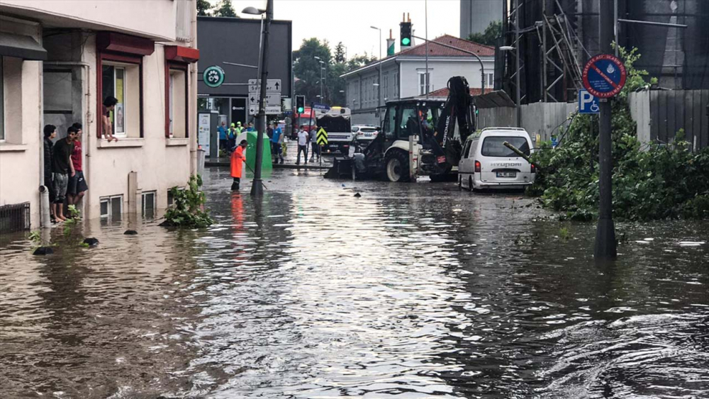 Sağanak yağış megakent İstanbul'da hayatı felç etti! Yollar göle döndü 28
