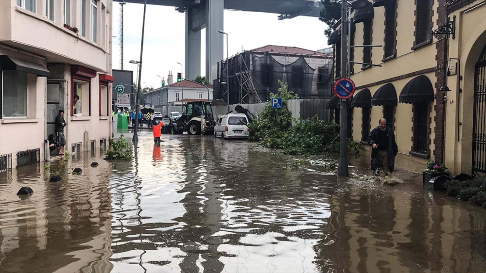 Sağanak yağış megakent İstanbul'da hayatı felç etti! Yollar göle döndü 29