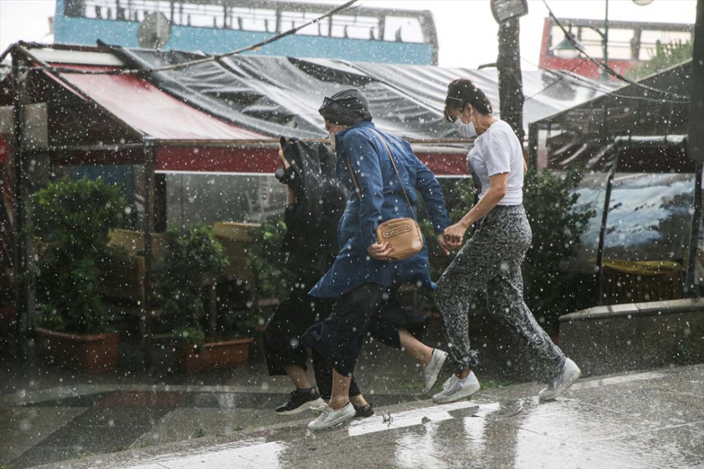 Sağanak yağış megakent İstanbul'da hayatı felç etti! Yollar göle döndü 3