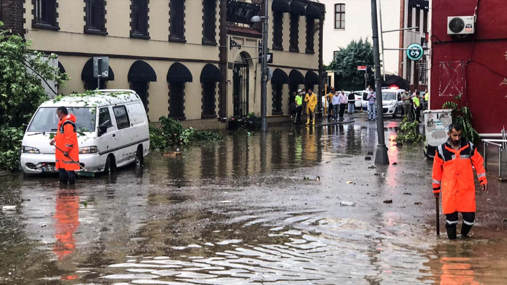 Sağanak yağış megakent İstanbul'da hayatı felç etti! Yollar göle döndü 30