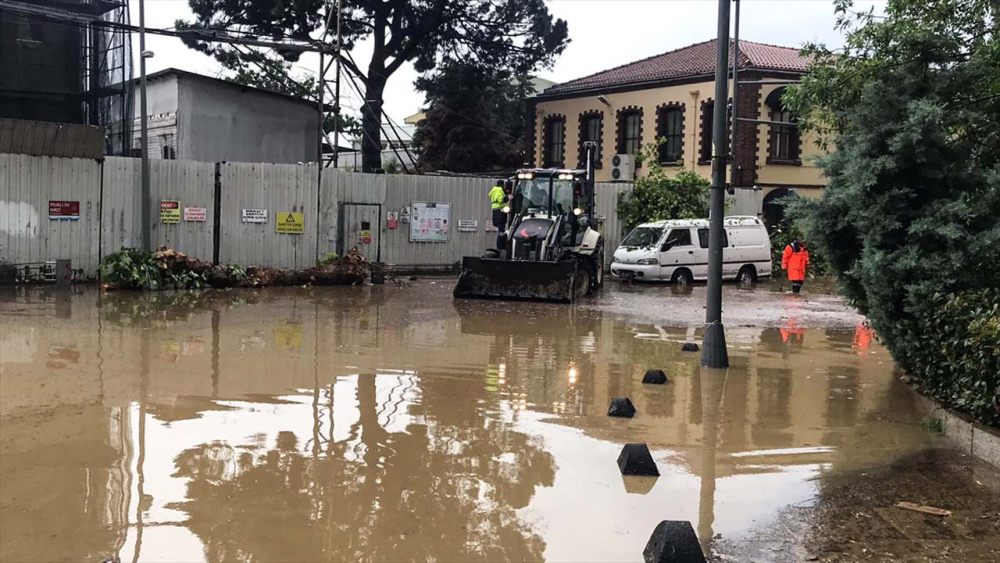 Sağanak yağış megakent İstanbul'da hayatı felç etti! Yollar göle döndü 31