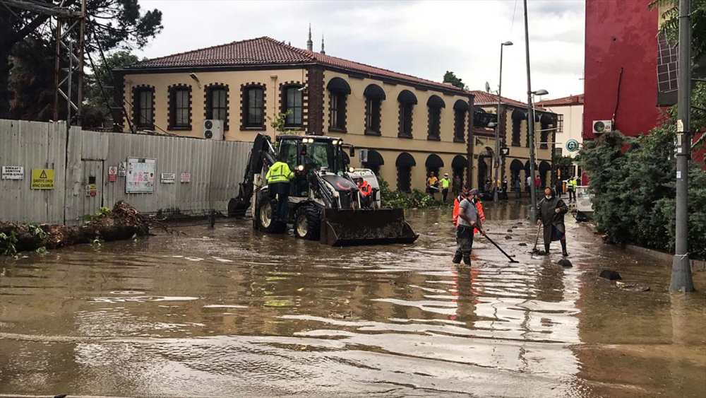 Sağanak yağış megakent İstanbul'da hayatı felç etti! Yollar göle döndü 32