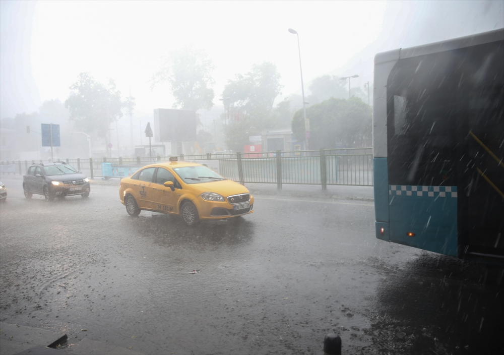 Sağanak yağış megakent İstanbul'da hayatı felç etti! Yollar göle döndü 35