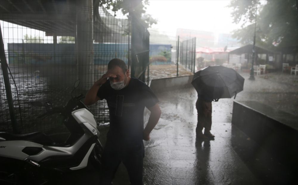 Sağanak yağış megakent İstanbul'da hayatı felç etti! Yollar göle döndü 38