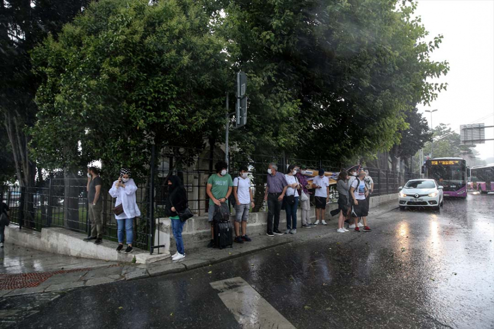 Sağanak yağış megakent İstanbul'da hayatı felç etti! Yollar göle döndü 4