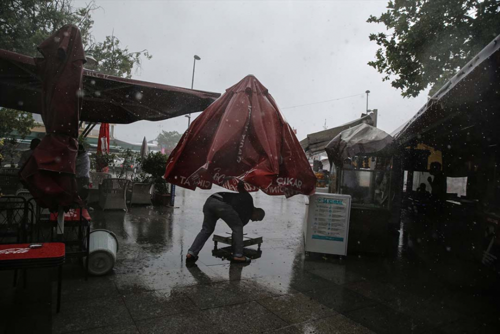 Sağanak yağış megakent İstanbul'da hayatı felç etti! Yollar göle döndü 5