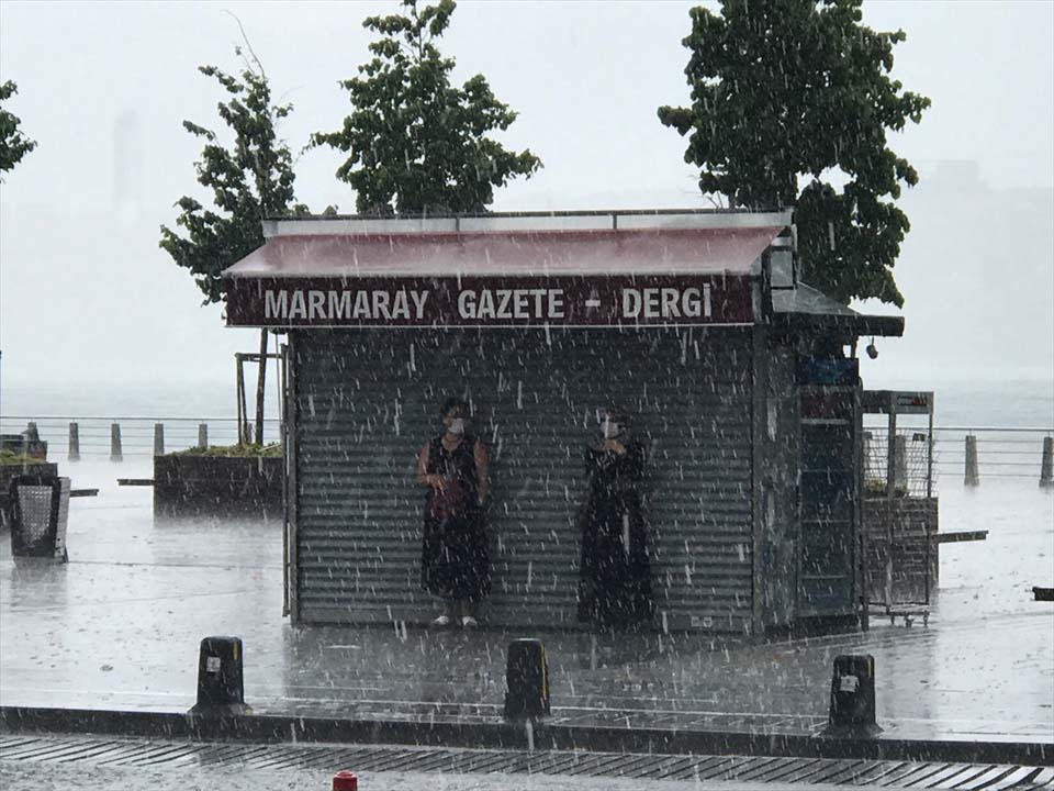 Sağanak yağış megakent İstanbul'da hayatı felç etti! Yollar göle döndü 7