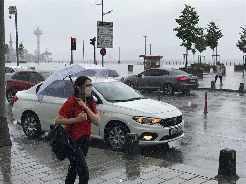 Sağanak yağış megakent İstanbul'da hayatı felç etti! Yollar göle döndü 8