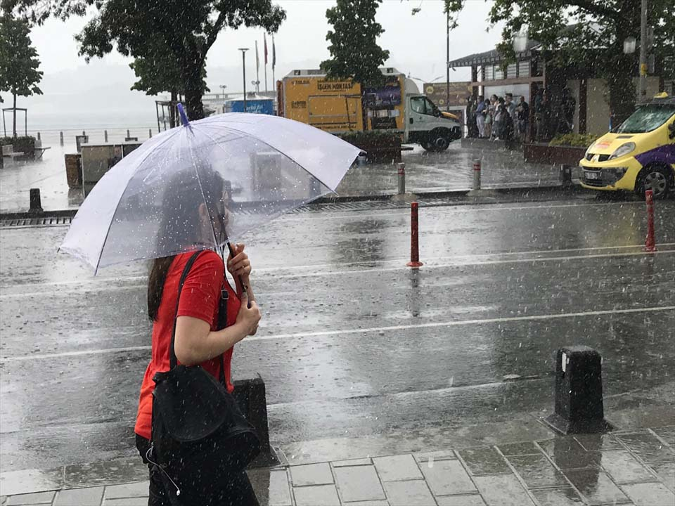 Sağanak yağış megakent İstanbul'da hayatı felç etti! Yollar göle döndü 9