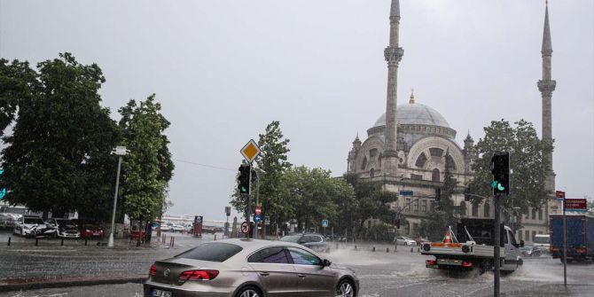 Sağanak yağış megakent İstanbul'da hayatı felç etti! Yollar göle döndü