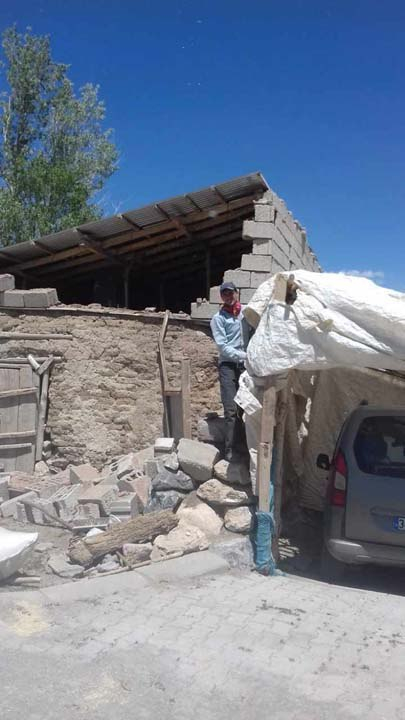 Van'daki depremden görüntüler!Bazı evlerde hasarlar oluştu 5