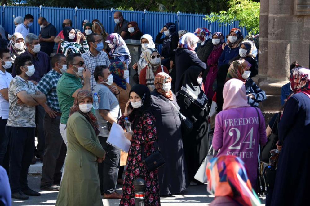 Konya'da öğrenciler sosyal mesafeye uydu, veliler ise hiçe saydı 1