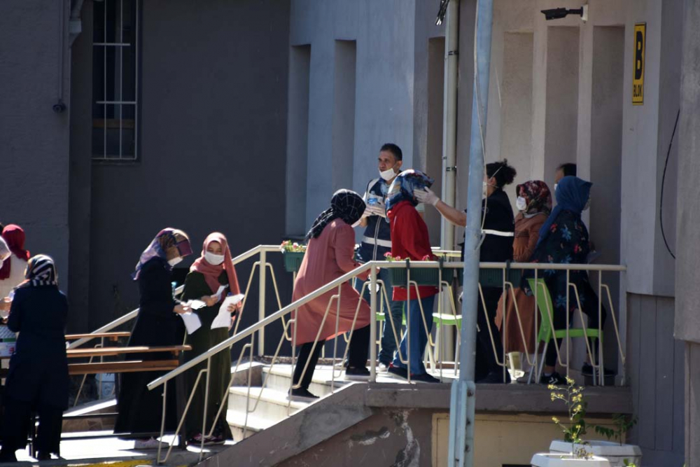 Konya'da öğrenciler sosyal mesafeye uydu, veliler ise hiçe saydı 11