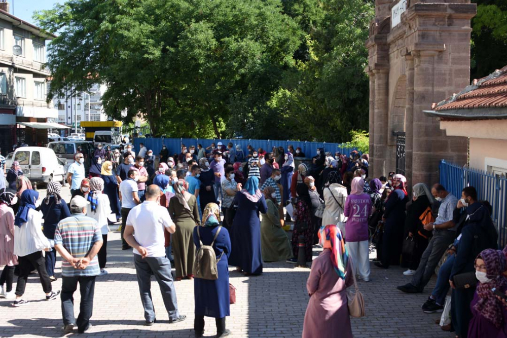 Konya'da öğrenciler sosyal mesafeye uydu, veliler ise hiçe saydı 13