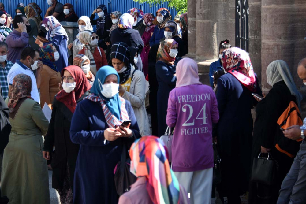 Konya'da öğrenciler sosyal mesafeye uydu, veliler ise hiçe saydı 2