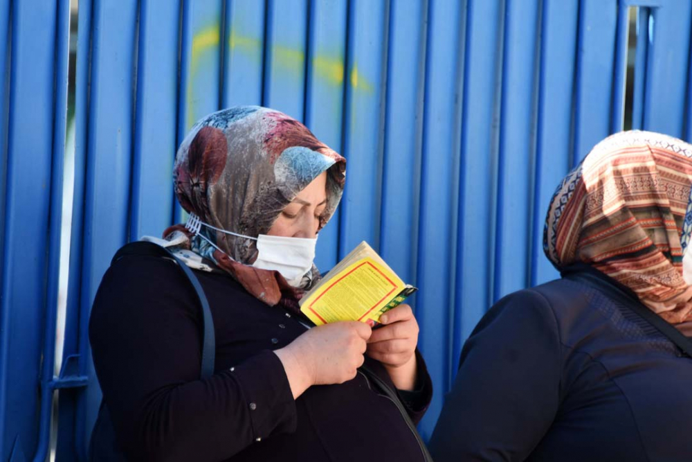 Konya'da öğrenciler sosyal mesafeye uydu, veliler ise hiçe saydı 3