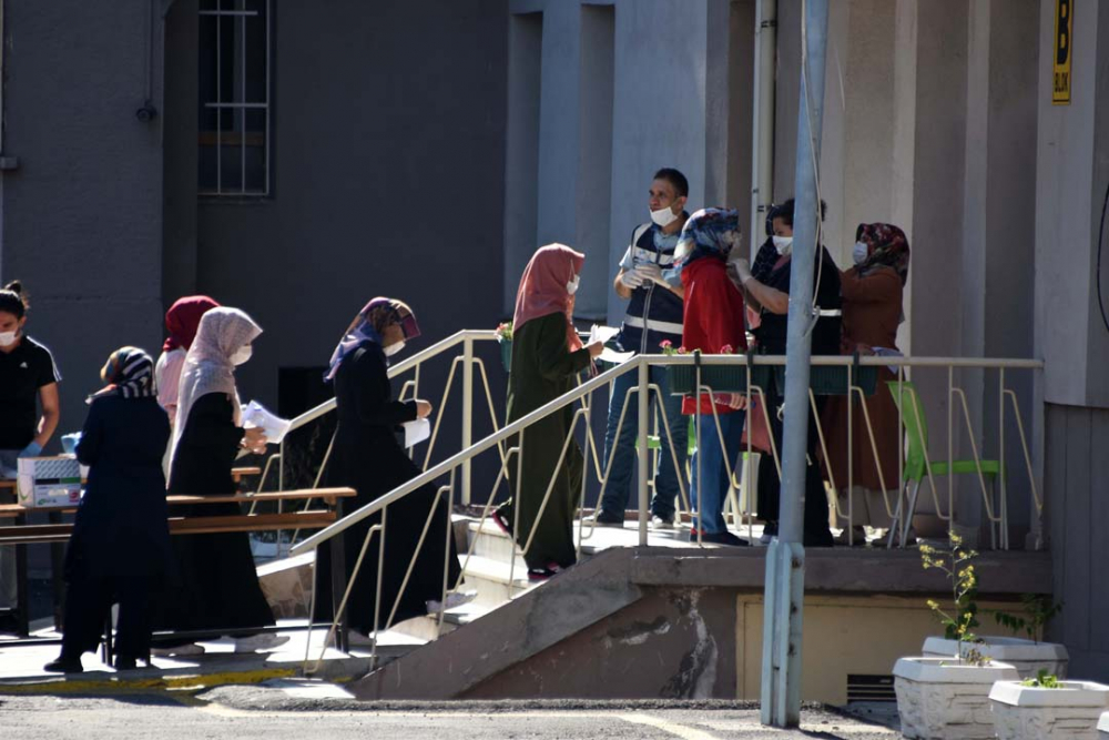 Konya'da öğrenciler sosyal mesafeye uydu, veliler ise hiçe saydı 5