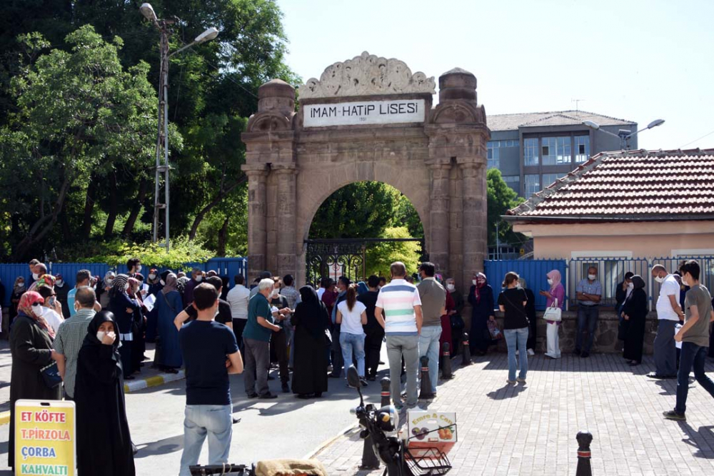 Konya'da öğrenciler sosyal mesafeye uydu, veliler ise hiçe saydı 6