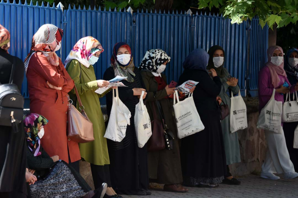 Konya'da öğrenciler sosyal mesafeye uydu, veliler ise hiçe saydı 7