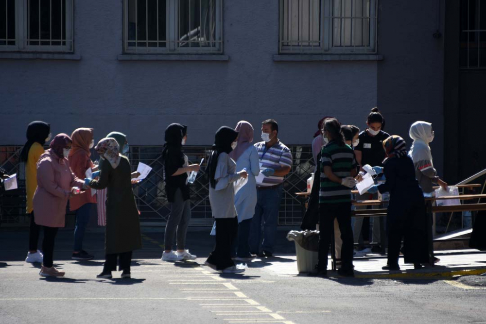 Konya'da öğrenciler sosyal mesafeye uydu, veliler ise hiçe saydı 9