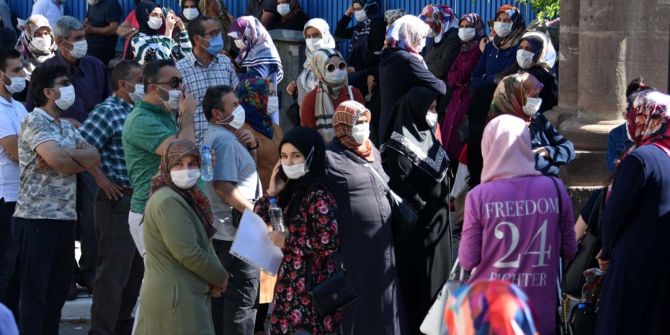 Konya'da öğrenciler sosyal mesafeye uydu, veliler ise hiçe saydı