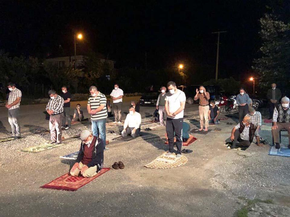 İmama küsüp kıraathane önünde namaz kıldılar 1