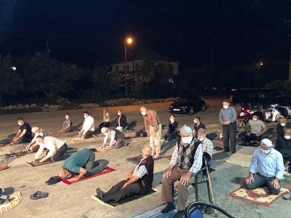 İmama küsüp kıraathane önünde namaz kıldılar 2