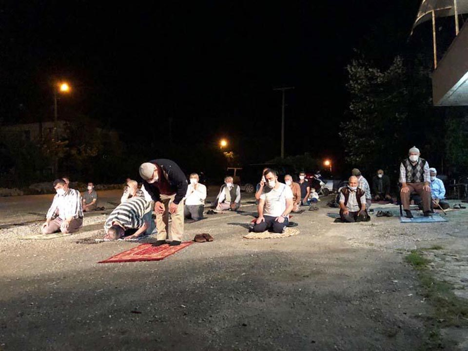 İmama küsüp kıraathane önünde namaz kıldılar 3