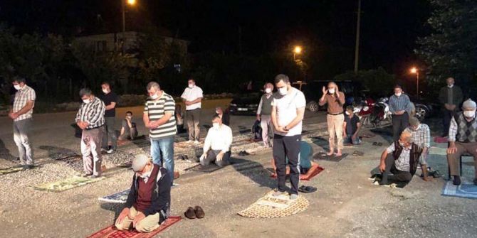 İmama küsüp kıraathane önünde namaz kıldılar