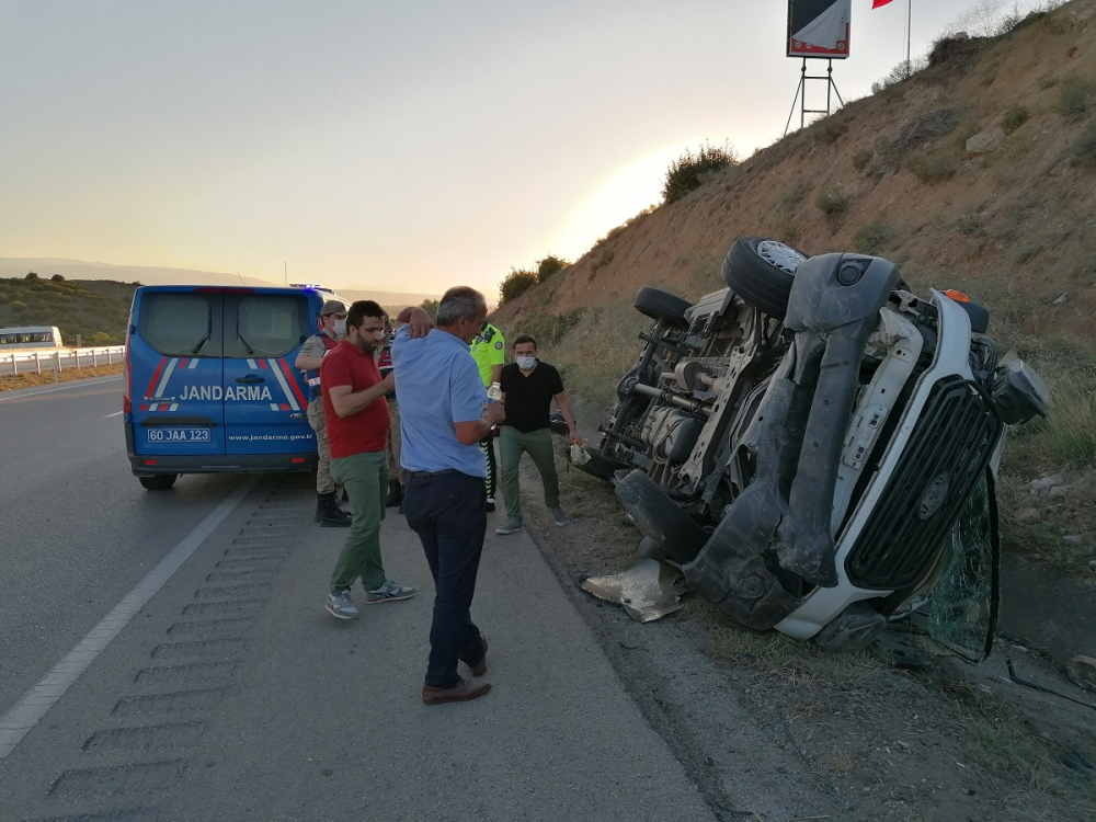 Yolcu minibüsü devrildi! Çok sayıda yaralı var 9