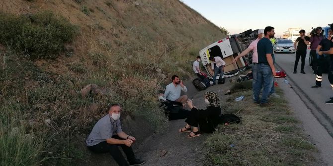 Yolcu minibüsü devrildi! Çok sayıda yaralı var