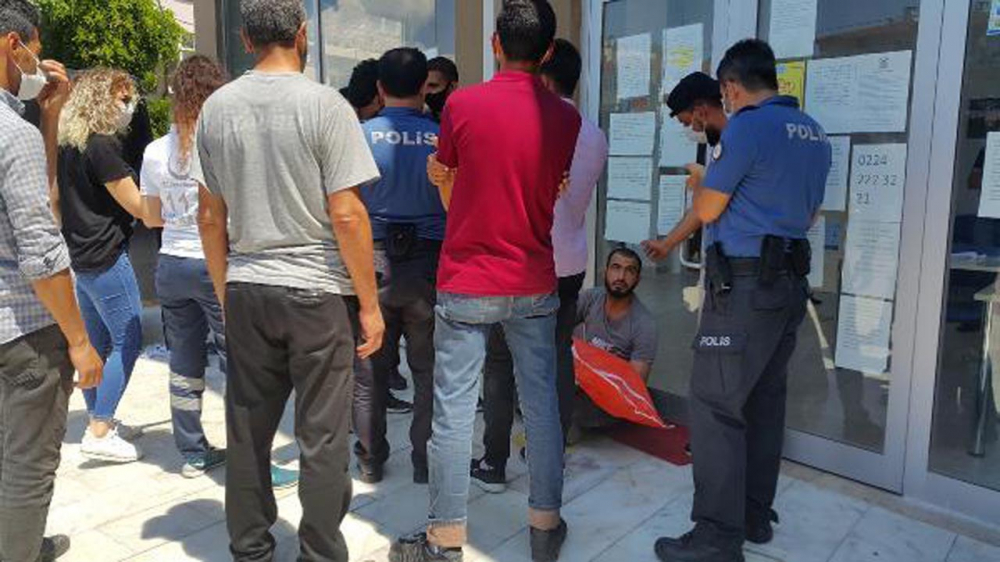 2 yaşındaki çocuğunun cansız bedeniyle sokakta oturdu! 1