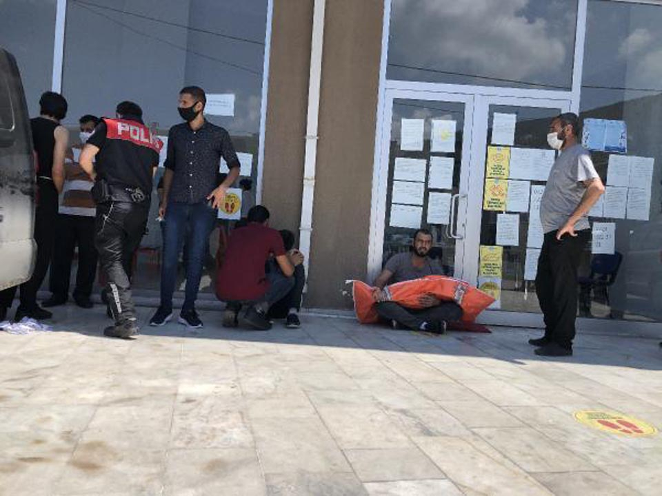 2 yaşındaki çocuğunun cansız bedeniyle sokakta oturdu! 10