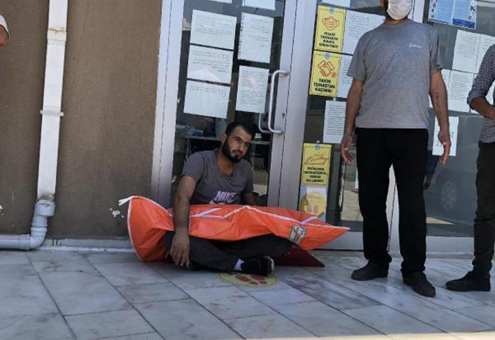 2 yaşındaki çocuğunun cansız bedeniyle sokakta oturdu! 12