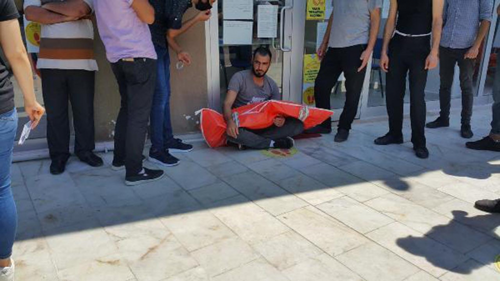 2 yaşındaki çocuğunun cansız bedeniyle sokakta oturdu! 9