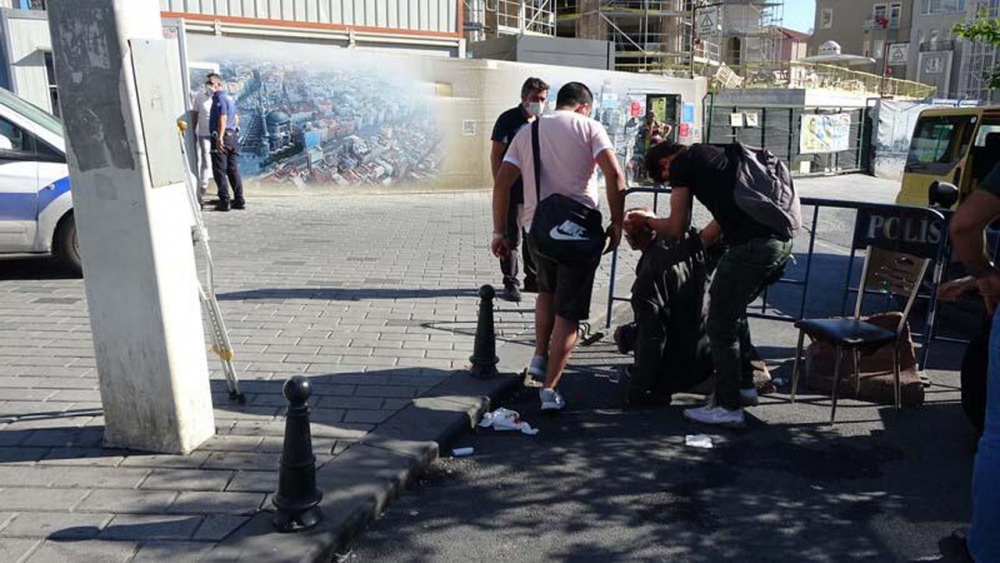 Beyoğlu'nda engelli adamı darp eden 2 kişi, çevredekilerden tekme tokat dayak yedi 1