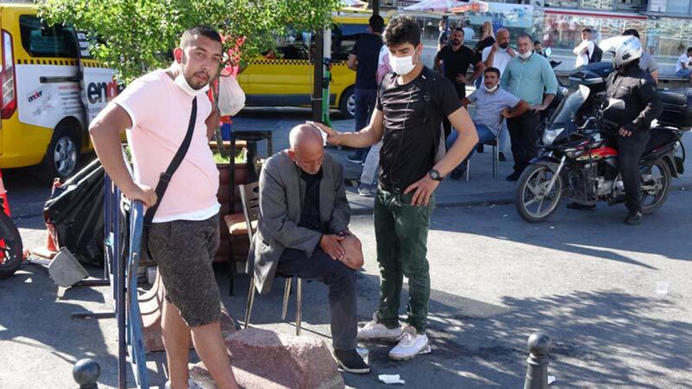 Beyoğlu'nda engelli adamı darp eden 2 kişi, çevredekilerden tekme tokat dayak yedi 10