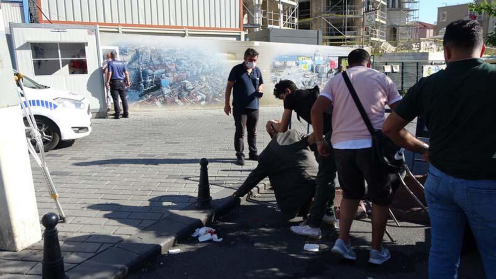 Beyoğlu'nda engelli adamı darp eden 2 kişi, çevredekilerden tekme tokat dayak yedi 2