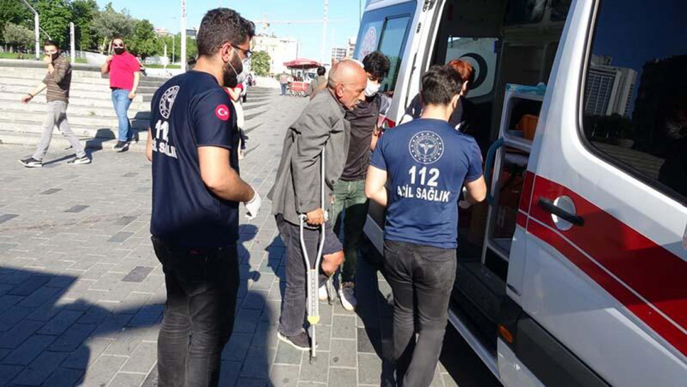 Beyoğlu'nda engelli adamı darp eden 2 kişi, çevredekilerden tekme tokat dayak yedi 3