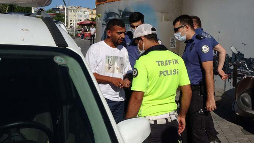 Beyoğlu'nda engelli adamı darp eden 2 kişi, çevredekilerden tekme tokat dayak yedi 5