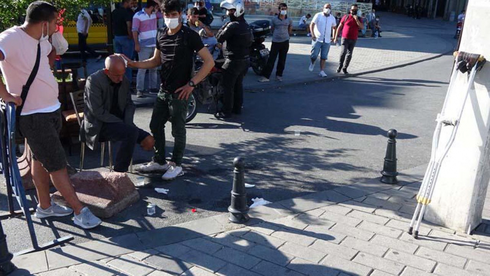 Beyoğlu'nda engelli adamı darp eden 2 kişi, çevredekilerden tekme tokat dayak yedi 7