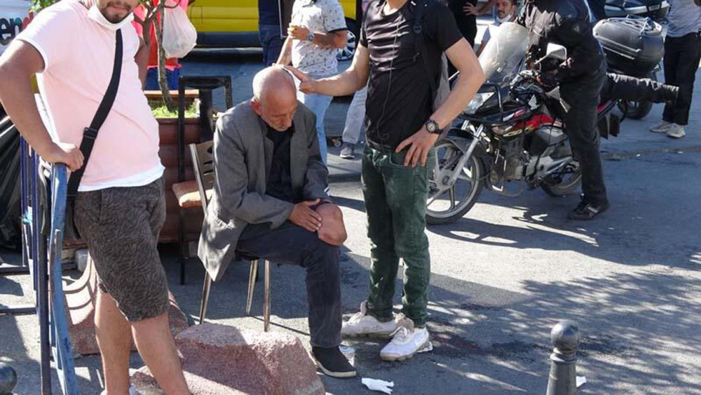 Beyoğlu'nda engelli adamı darp eden 2 kişi, çevredekilerden tekme tokat dayak yedi 8