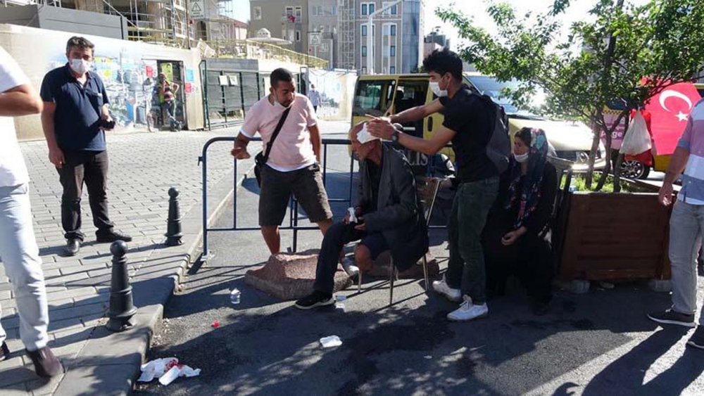 Beyoğlu'nda engelli adamı darp eden 2 kişi, çevredekilerden tekme tokat dayak yedi 9