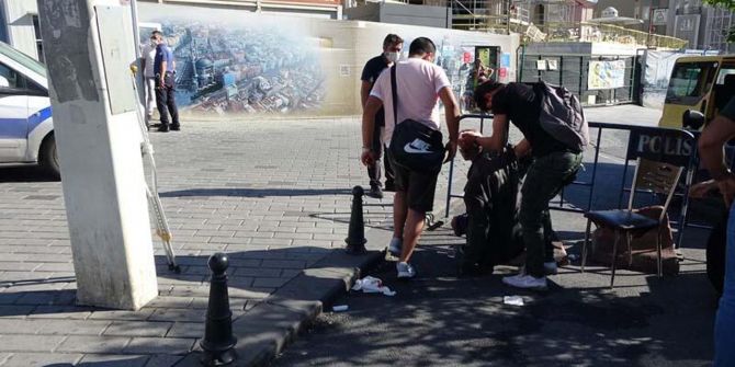 Beyoğlu'nda engelli adamı darp eden 2 kişi, çevredekilerden tekme tokat dayak yedi