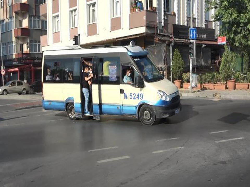 İstanbul'da akıl almaz görüntüler! Araçlardan sarkarak yolculuk yaptılar 3