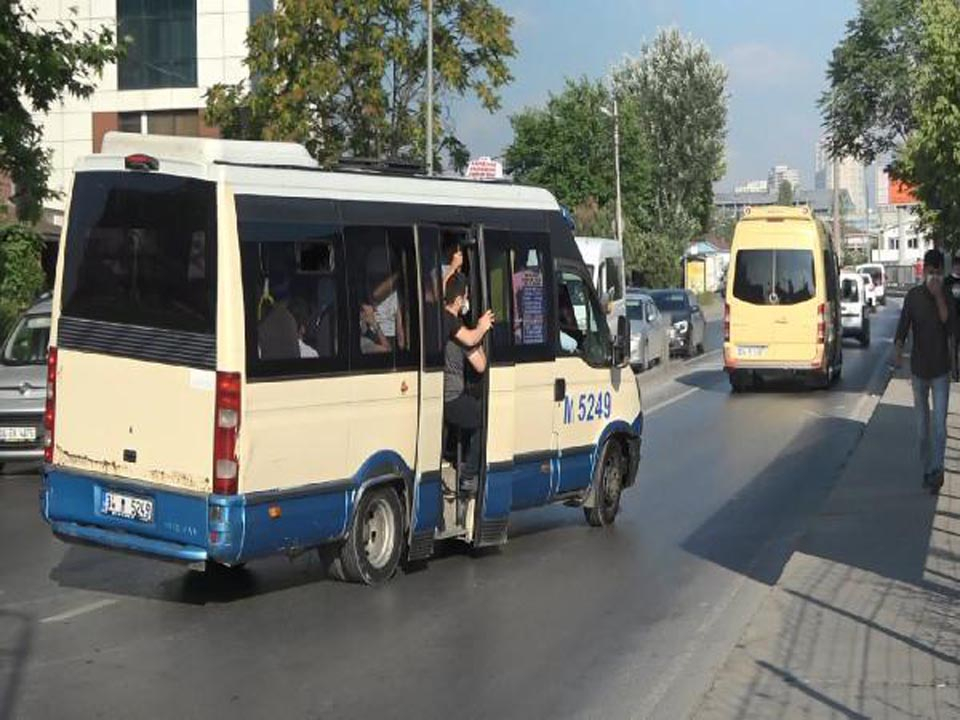 İstanbul'da akıl almaz görüntüler! Araçlardan sarkarak yolculuk yaptılar 4